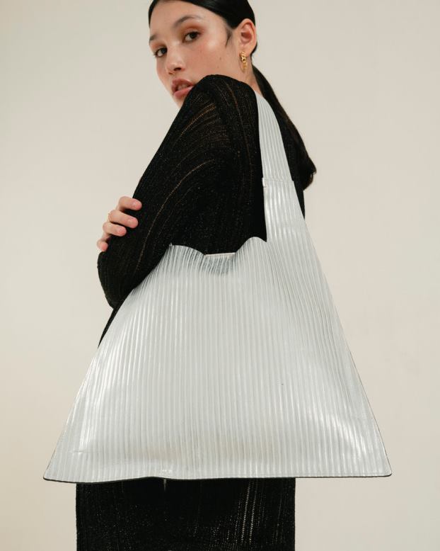 Alohas プリーツシマーシルバー 42TFH1072 女性 l プリーツ シマー - シルバー レザー ハンドバッグ