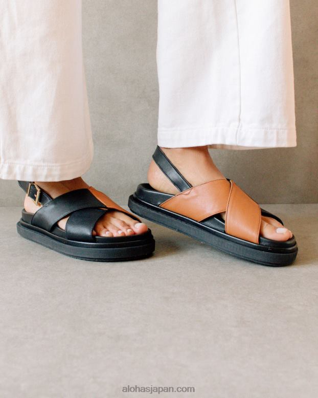 Alohas バイカラーブラックタン 42TFH125 女性 マシュマロ - 黒と茶色のクロスストラップ サンダル